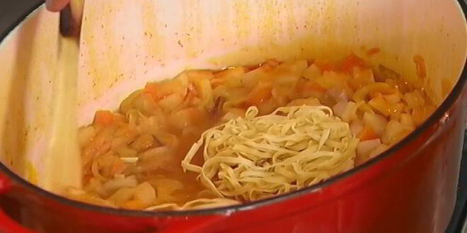 Рецепт овощного супа с курицей и яичной лапшой
