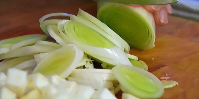 Рецепт овощного супа с курицей и яичной лапшой