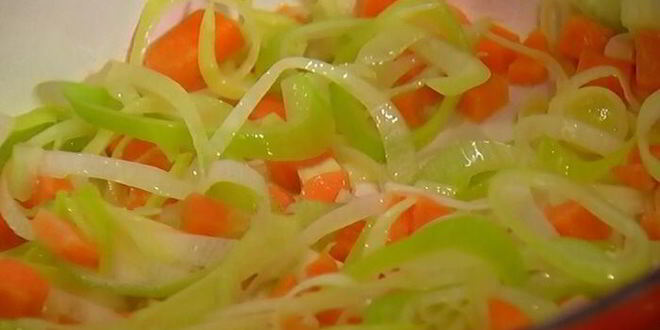 Рецепт овощного супа с курицей и яичной лапшой