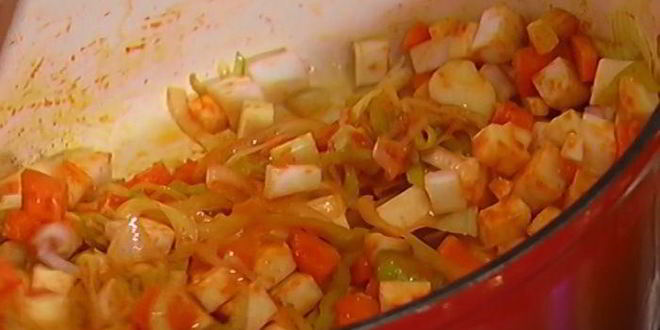 Рецепт овощного супа с курицей и яичной лапшой