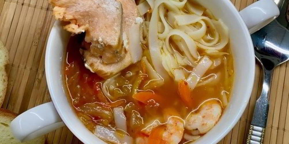 Как приготовить рыбный суп-лапшу с овощами