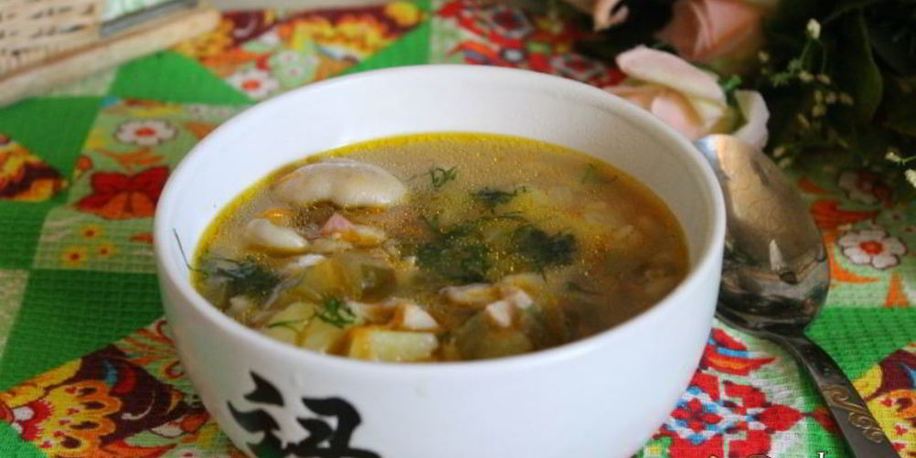 Как приготовить рассольник с маслятами и ветчиной