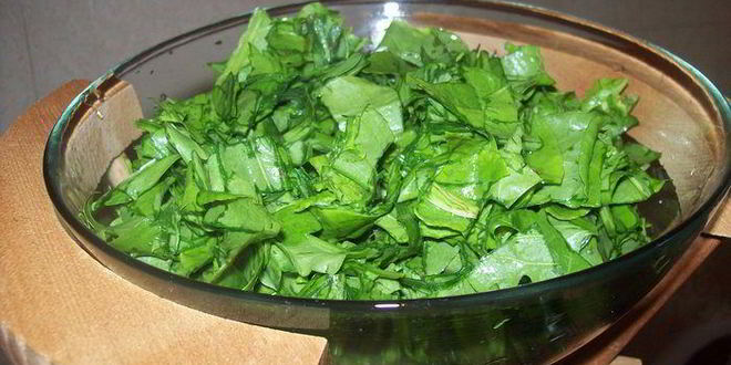 Рецепт диетических щавелевых щей с яйцами пашот