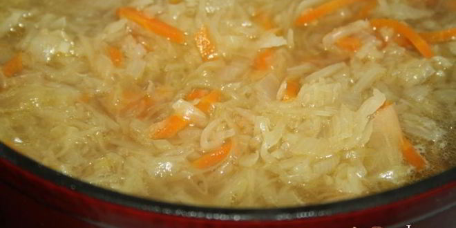 Рецепт щей с квашеной капустой на говяжьих ребрышках в чугунке