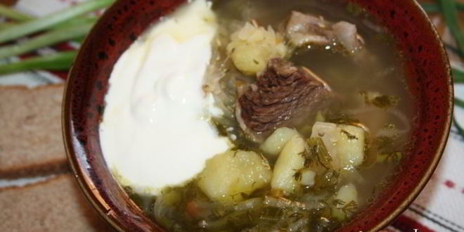 Рецепт щей с квашеной капустой на говяжьих ребрышках в чугунке