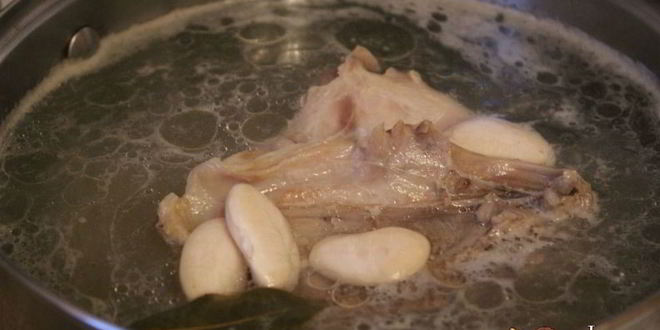 Рецепт щей со свежей капустой и лимской фасолью на курином бульоне