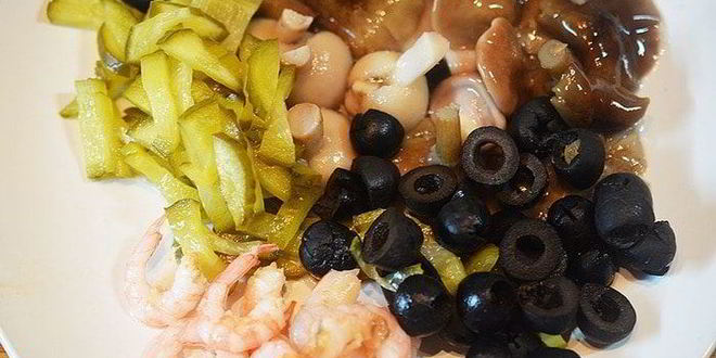 Рецепт рыбной солянки с грибами и креветками