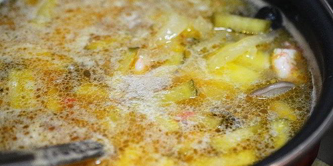 Рецепт рыбной солянки с грибами и креветками