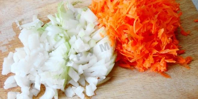 Рецепт солянки из капусты с сосисками и помидор в мультиварке