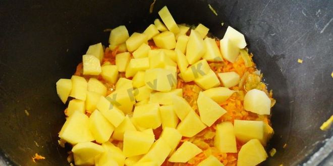 Рецепт солянки из капусты с сосисками и помидор в мультиварке