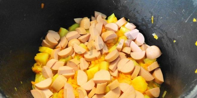 Рецепт солянки из капусты с сосисками и помидор в мультиварке