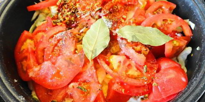 Рецепт солянки из капусты с сосисками и помидор в мультиварке