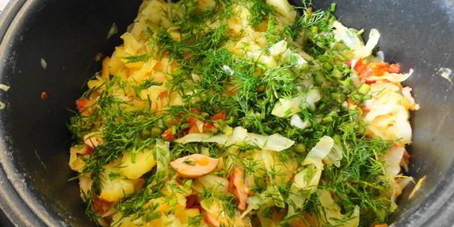 Рецепт солянки из капусты с сосисками и помидор в мультиварке