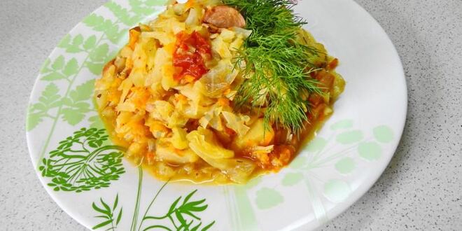 Рецепт солянки из капусты с сосисками и помидор в мультиварке