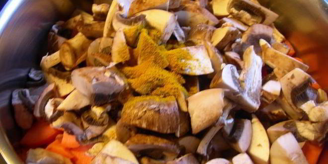 Рецепт пряного морковного супа-пюре с бататом, грибами и грушей