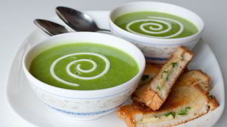 Рецепт Супа-пюре из зеленого горошка с сырно-луковыми гренками