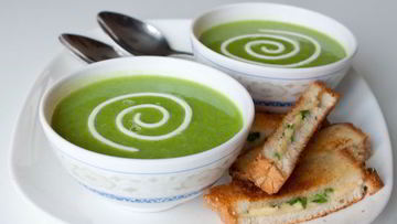 Рецепт Супа-пюре из зеленого горошка с сырно-луковыми гренками