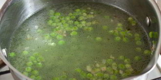 Рецепт супа-пюре из зеленого горошка с сырно-луковыми гренками