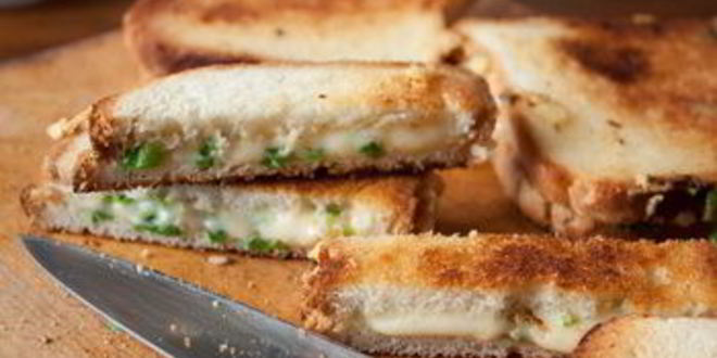 Рецепт супа-пюре из зеленого горошка с сырно-луковыми гренками