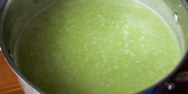 Рецепт супа-пюре из зеленого горошка с сырно-луковыми гренками