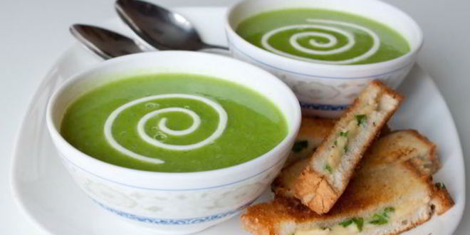 Рецепт супа-пюре из зеленого горошка с сырно-луковыми гренками