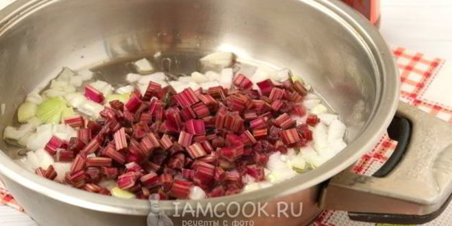 Рецепт горячего свекольника с ботвой