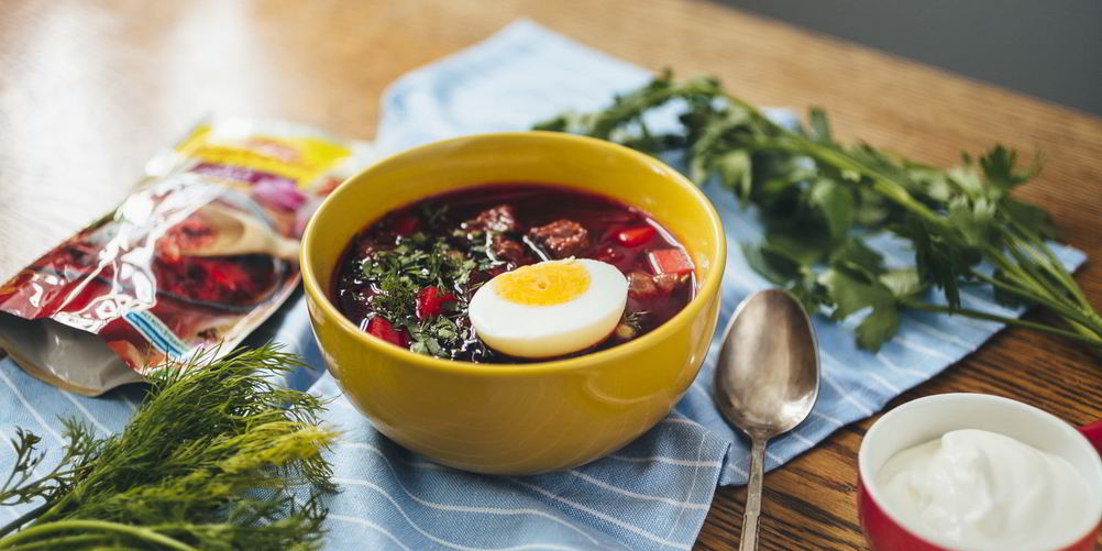 Как приготовить горячий свекольник с яйцом