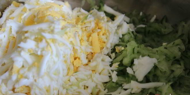 Рецепт холодного свекольника с курицей на сметане и минеральной воде