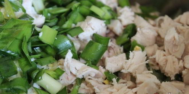 Рецепт холодного свекольника с курицей на сметане и минеральной воде