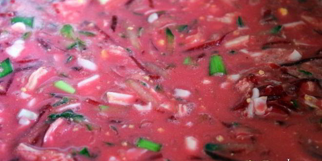 Рецепт холодного свекольника с курицей на сметане и минеральной воде