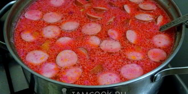 Рецепт свекольника с сосисками и сметаной