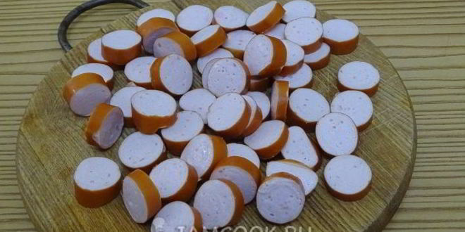 Рецепт свекольника с сосисками и сметаной