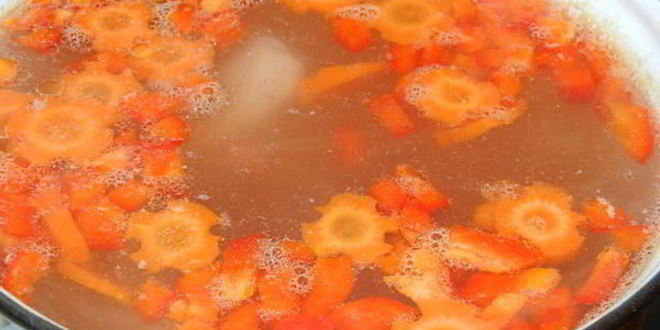 Рецепт сырно-томатного суп на курином бульоне