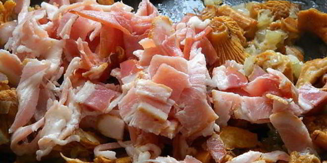 Рецепт сырного супа с лисичками и беконом