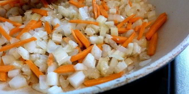 Рецепт запорожского капустняка с уткой и копченым черносливом