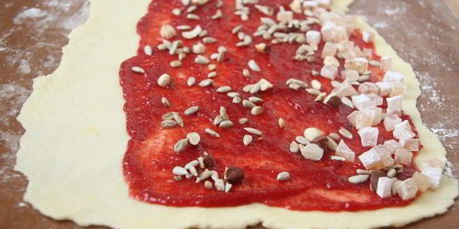 Рецепт бабушкиных рулетиков с клубникой и лукумом