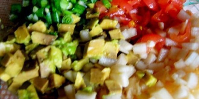 Рецепт кукурузных блинчиков с сальсой из груши и авокадо