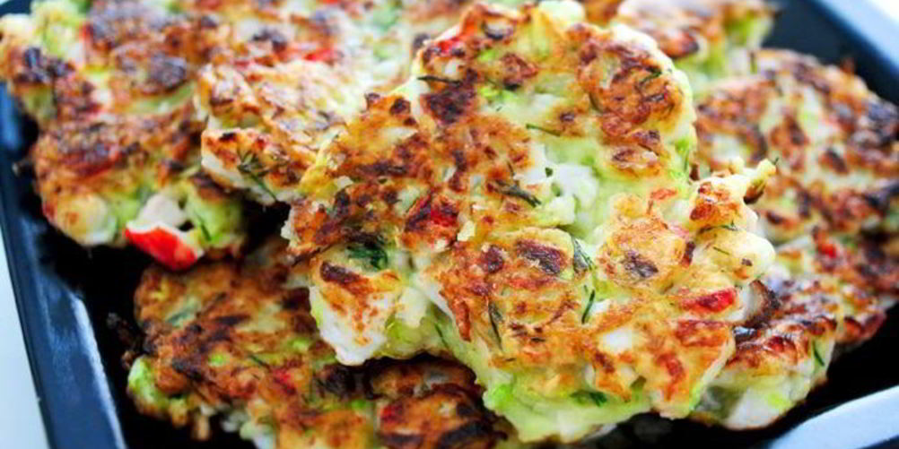 Как приготовить мини-блинчики из кабачков и краба