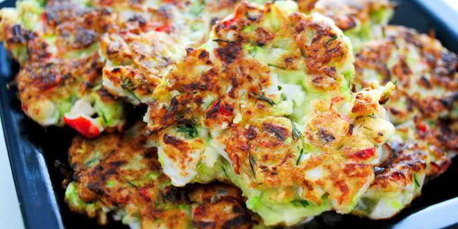 Рецепт мини-блинчиков из кабачков и краба