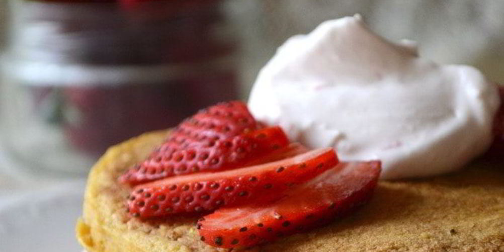 Как приготовить панкейки из бататы с творожно-клубничным муссом