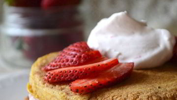 Рецепт Панкейков из бататы с творожно-клубничным муссом