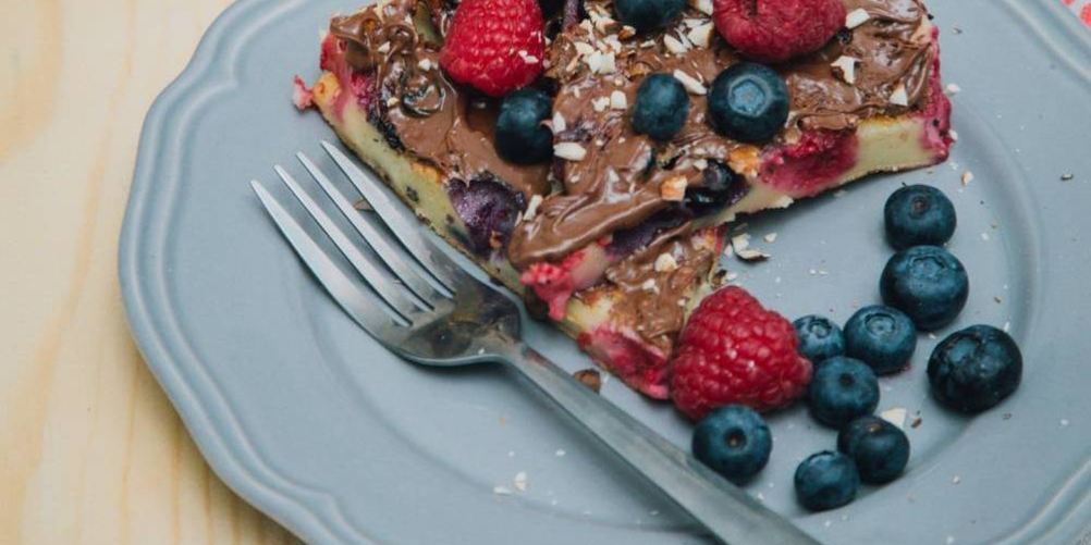 Как приготовить толстый ягодный блин с ореховой пастой нутелла