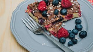 Рецепт Толстого ягодного блина с ореховой пастой Нутелла