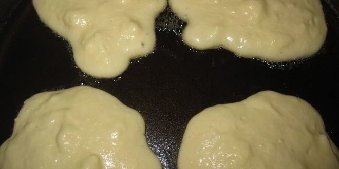 Рецепт творожных блинчиков с брусникой и белым шоколадом