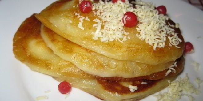 Рецепт творожных блинчиков с брусникой и белым шоколадом