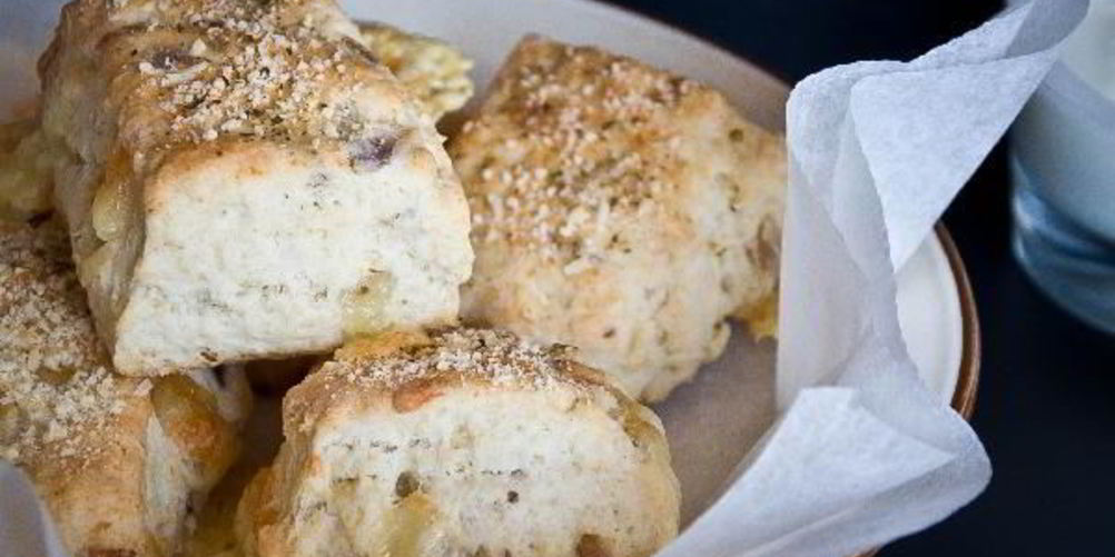 Как приготовить булочки с сыром и луком