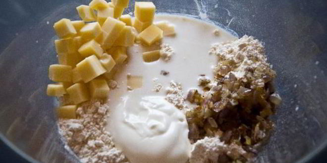 Рецепт булочек с сыром и луком