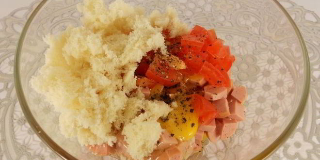 Рецепт булочек фаршированных сосисками, помидорами и сыром в микроволновке