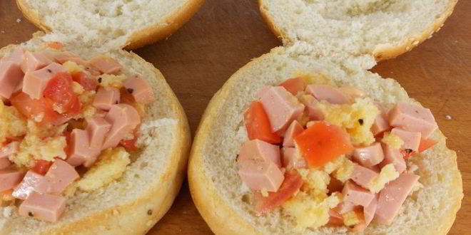 Рецепт булочек фаршированных сосисками, помидорами и сыром в микроволновке