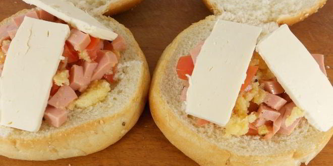 Рецепт булочек фаршированных сосисками, помидорами и сыром в микроволновке